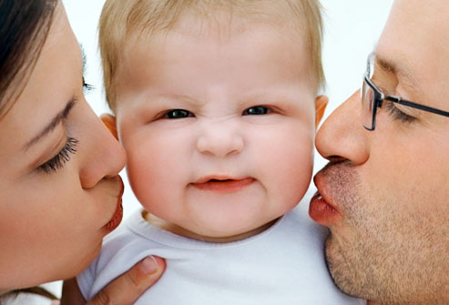 Bebekleri çok öpmek, Hastalığa sebep olabilir. Öpücük hastalığı